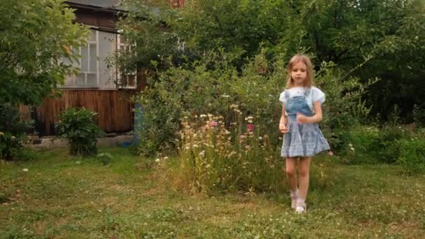 Little girl dancing — Stock Video