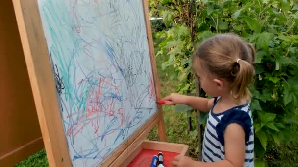 Child drawing with chalk at the blackboard — Stock Video