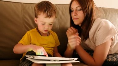 Ablam evde erkek oyunu oynuyor.