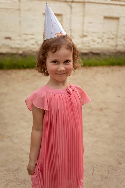 Petite fille en chapeau de fête — Photo