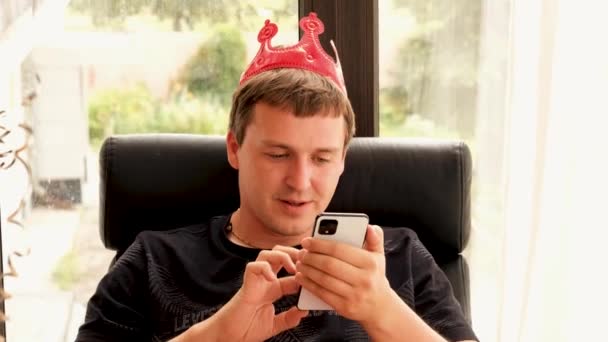 Uomo in corona con smartphone durante la celebrazione del compleanno — Video Stock