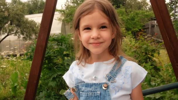 정원에서 쉬고 있는 귀여운 소녀 — 비디오
