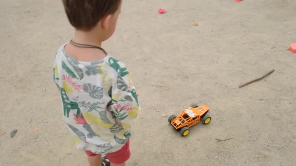 Névtelen gyerek homokon játszik — Stock videók