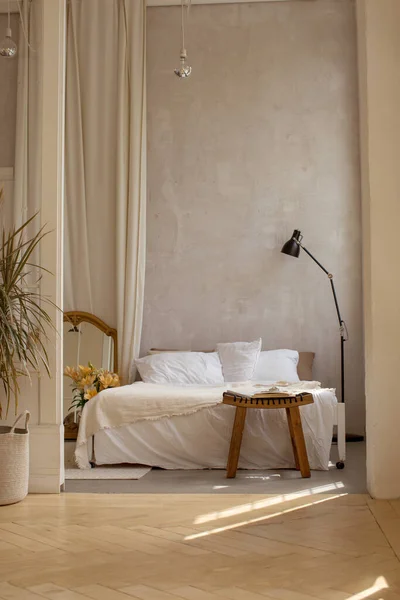 Helles Schlafzimmer mit leerem Kopierraum — Stockfoto