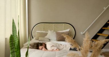 İşten sonra yorgun bir kadın. Yatağa düştü.