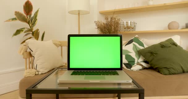 居心地の良いインテリアの緑のラップトップ画面 — ストック動画