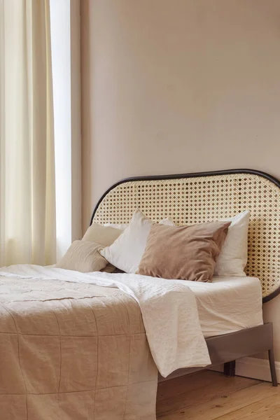 Pohodlná postel ve světlé ložnici — Stock fotografie
