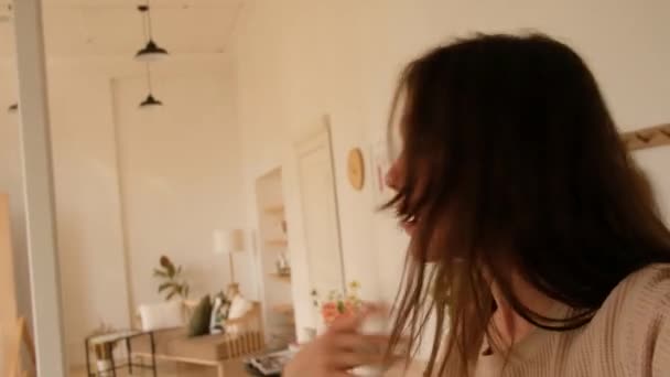 Frau zeigt bei Selfie hellen Raum — Stockvideo
