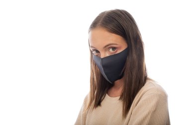 Beyaz arka planda koruyucu maskeli kadın