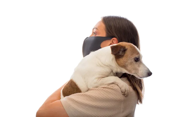 Femeia într-o mască de protecție cu un câine — Fotografie, imagine de stoc