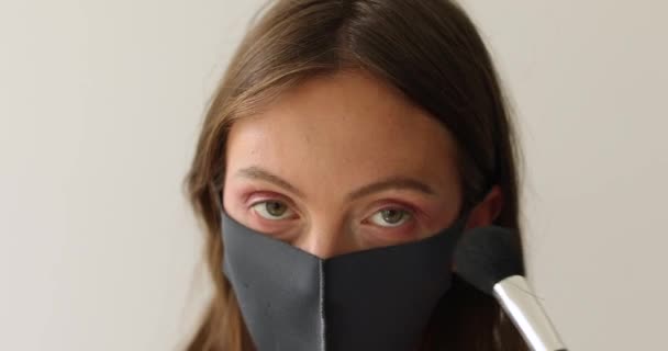 Женщина в защитной маске выдумывает — стоковое видео