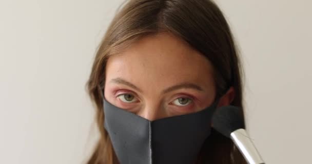 Donna in maschera protettiva sta componendo — Video Stock