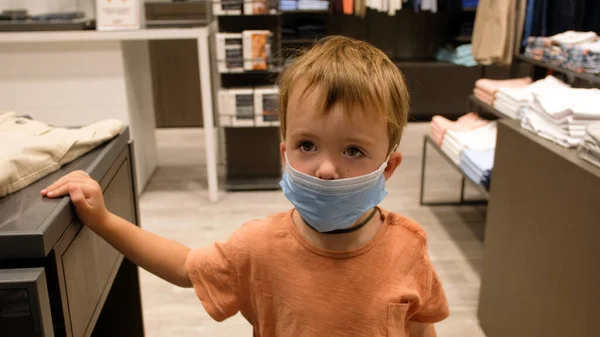 Copilul într-o mască de protecție într-un magazin — Fotografie, imagine de stoc
