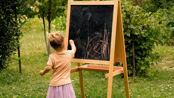 Детский рисунок с мелом на доске — стоковое фото