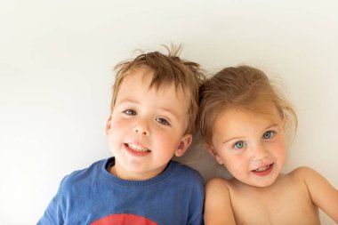 Kameraya bakan sevimli kardeşler.