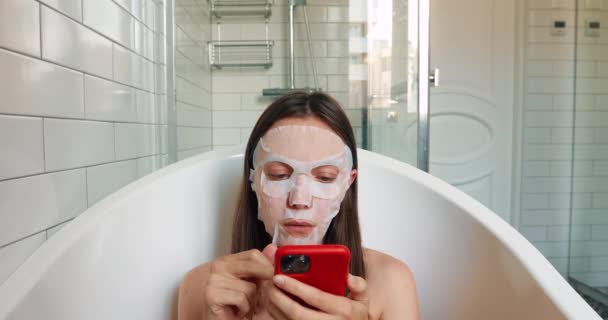 Mujer bebiendo vino en la bañera — Vídeos de Stock