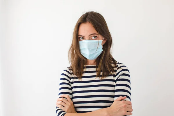 Olycklig ung kvinna i medicinsk mask — Stockfoto