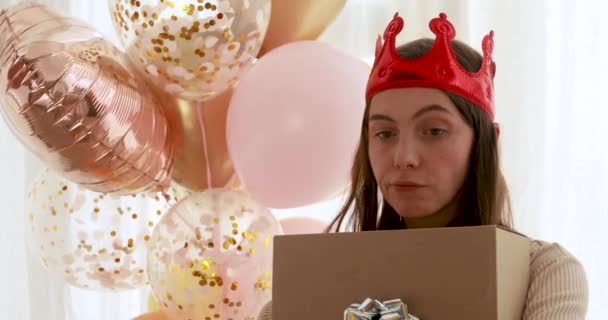Sarkastyczna kobieta podczas uroczystości urodzinowych — Wideo stockowe