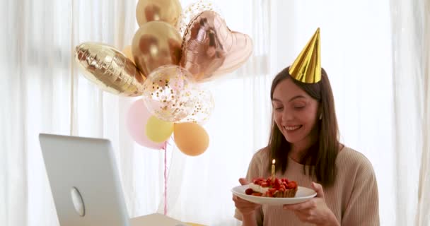 ผู้หญิงมีความสุขฉลองวันเกิดออนไลน์ — วีดีโอสต็อก