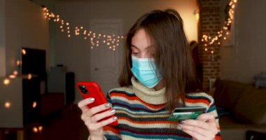 Tıbbi maskeli kadınlar internetten alışveriş yapıyor.