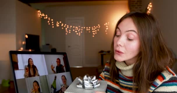 Woman celebrating Christmas with online friends — Stock Video