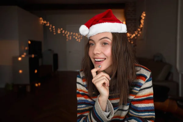 Веселая молодая женщина в шляпе Санта-Клауса — стоковое фото