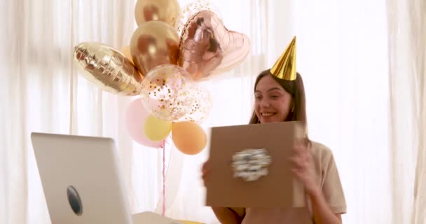Felice signora mostra regalo agli amici tramite videochiamata a casa — Video Stock