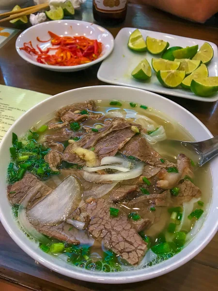 Cuenco de sopa tradicional vietnamita Pho, Hanoi, Vietnam —  Fotos de Stock