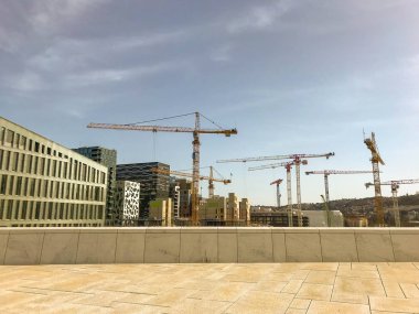 Şantiye Vinçler ve Oslo Bjorvika kaplarda