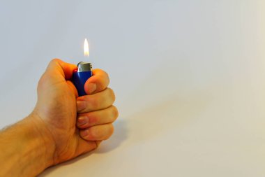 Beyaz arka plan üzerinde daha hafif yanma el