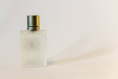 Beyaz arka plan üzerinde izole sütlü parfüm şişesi