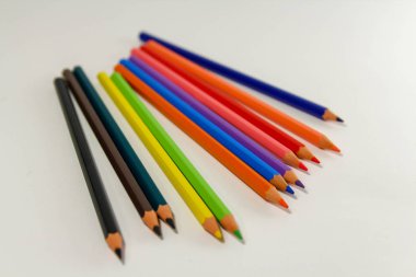 Beyaz bir arka plan üzerinde birden çok renkli kalemler.