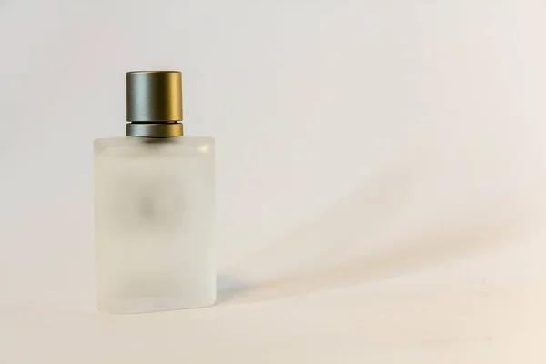 Frasco de perfume leitoso isolado sobre fundo branco — Fotografia de Stock