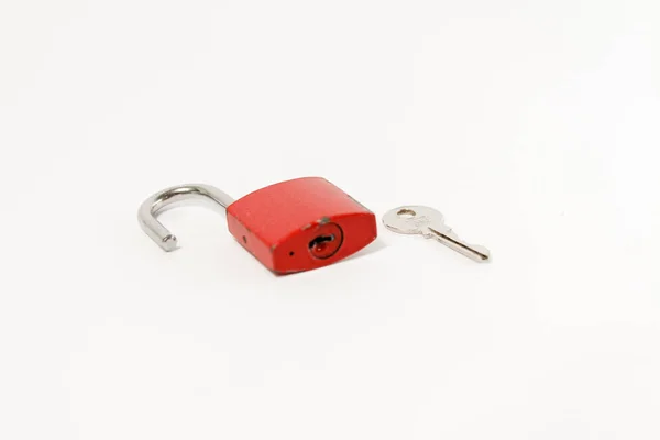 Geopende rode hangslot en sleutel — Stockfoto