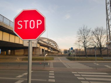 Yolun kapısı önünde iz bırak