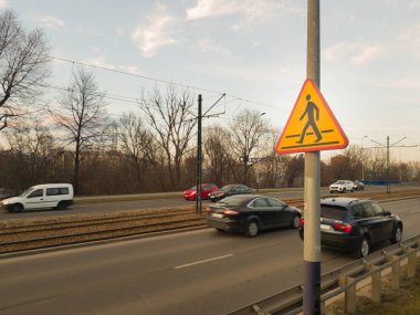 Sarı yaya yaya geçidi işaret yoğun bir cadde üzerinde