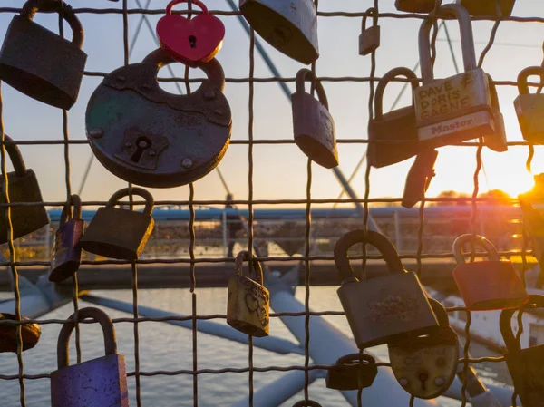 Abundância de cadeados na ponte em Cracóvia durante o pôr do sol — Fotografia de Stock