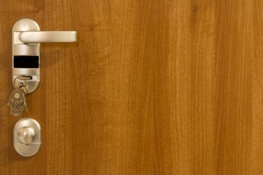 Anahtar deliğinde anahtarlar olan kapalı kapı