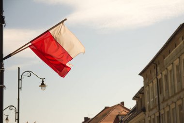 Polonya bayrağı şehir sokakta sallıyor