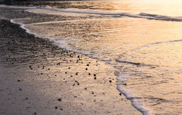 Fermez Vague Plage Coucher Soleil Soleil Réfléchissant Sur Plage Sereine — Photo