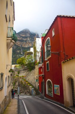 Positano, İtalya - 6 Mart 2018: Pitoresk mimarisi ve sayısı, Positano, İtalya