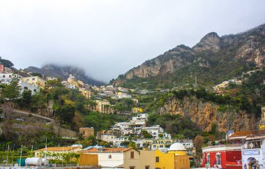 Positano, İtalya - 6 Mart 2018: Pitoresk mimarisi ve sayısı, Positano, İtalya
