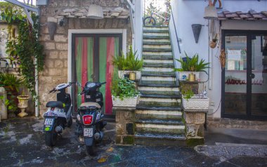 Sorrento, İtalya - 7 Mart 2018:? ozy İtalyan avlusu merdiven ve motosiklet Sorrento