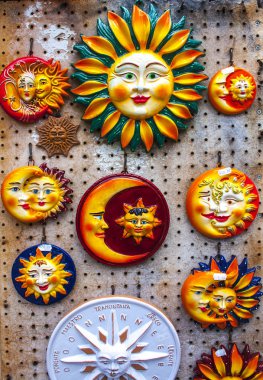 Sorrento, İtalya - 7 Mart 2018: Seramik vitrin Sorrento, Hatıra Eşyası güneş