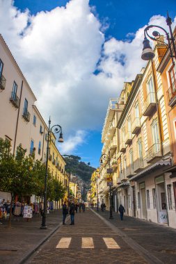 Sorrento, İtalya - 7 Mart 2018: Street Sorrento tarihi bölümünde