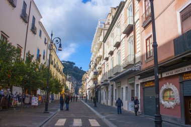 Sorrento, İtalya - 7 Mart 2018: Street Sorrento tarihi bölümünde