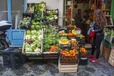 Sorrento, İtalya - 7 Mart 2018: Taze meyve ve sebze Sorrento küçük bir dükkanda