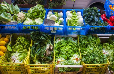 Sorrento, İtalya - 7 Mart 2018: Taze salata ve yeşil kutuları Sorrento bir dükkanda