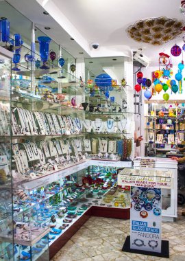 Venice, İtalya - 13 Ekim 2017: Venedik cam (Murano cam) Venedik ile Hediyelik eşya mağazası, iç