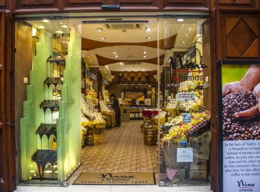 Sorrento, İtalya - 7 Mart 2018: Geleneksel İtalyan yerel mağaza ile Lemonchello Sorrento